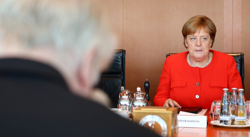 Ameaça de demissão de Seehofer lança o caos na coligação de Merkel