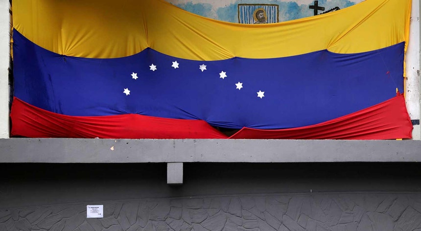 A bandeira da Venezuela numa das principais praças de Caracas em novembro de 2016.
