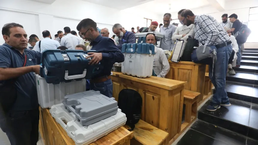 A última fase das eleições na Caxemira indiana começou hoje
