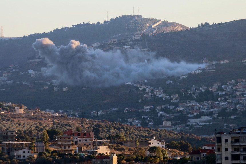 A povoação de Kfarkela, no sul do Líbano, durante os ataques constantes entre as forças israelitas e o Hezbollah junto à fronteira entre Israel e o Líbano. 
