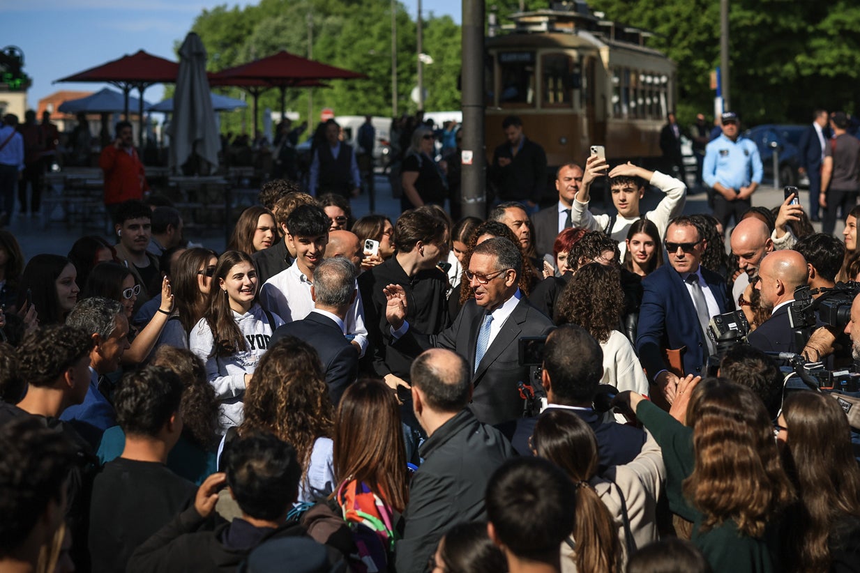 Seguro states that it is necessary to "fulfil April" in social justice, dignity of work and truth