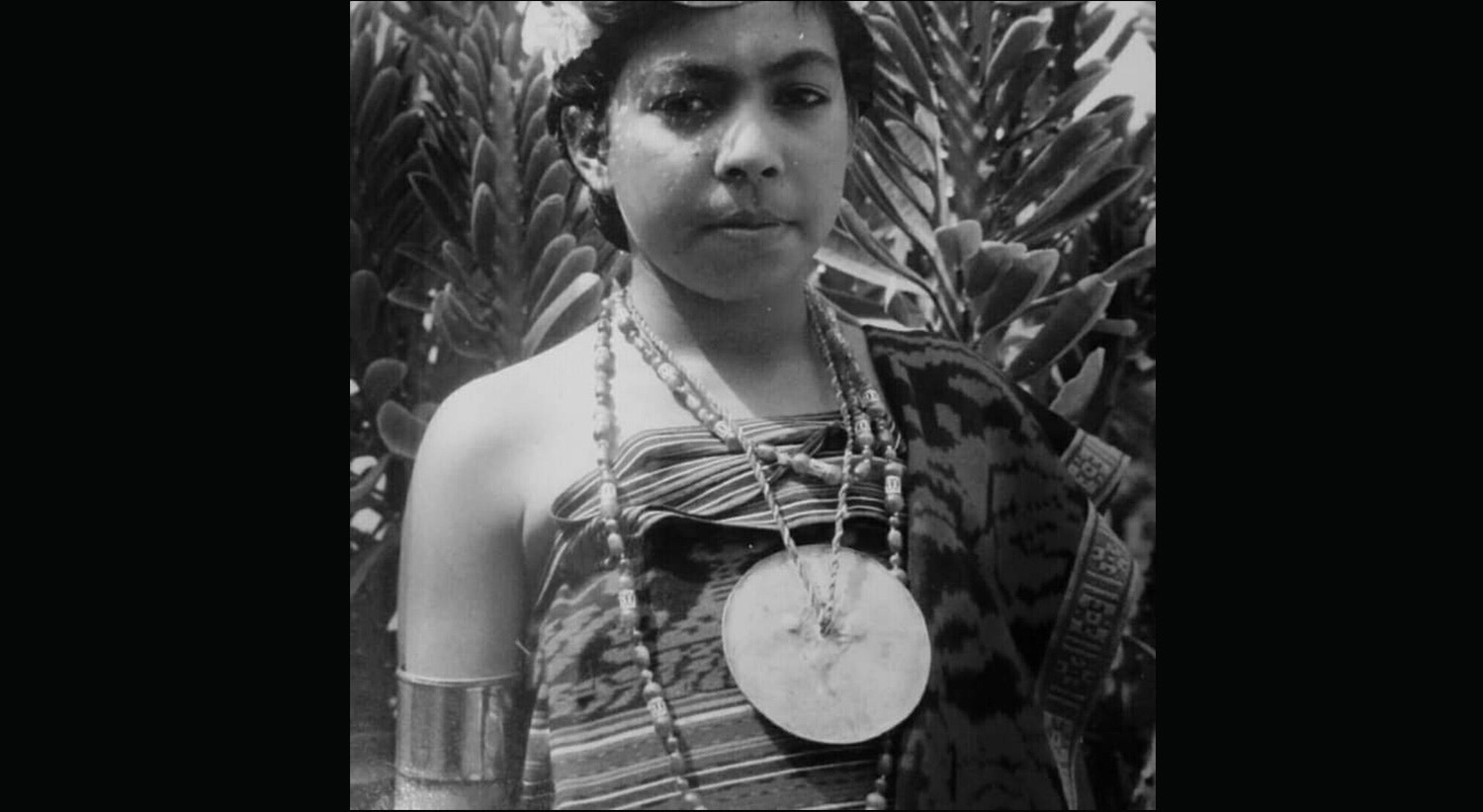  Ivete, com 10 anos, com trajes tradicionais timorenses para uma cerim&oacute;nia. 