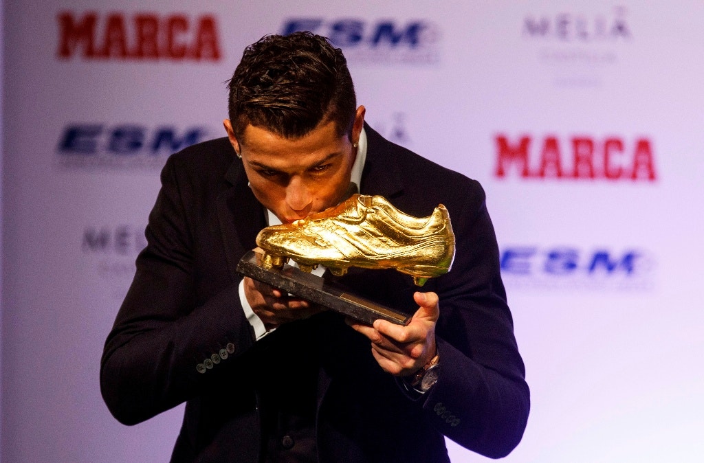  5 de novembro - Cristiano Ronaldo recebe a terceira Bota de Ouro da carreira 
