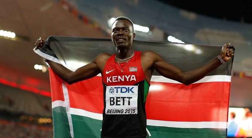 O atleta queniano foi vítima de um despiste em que a sua viatura capotou
