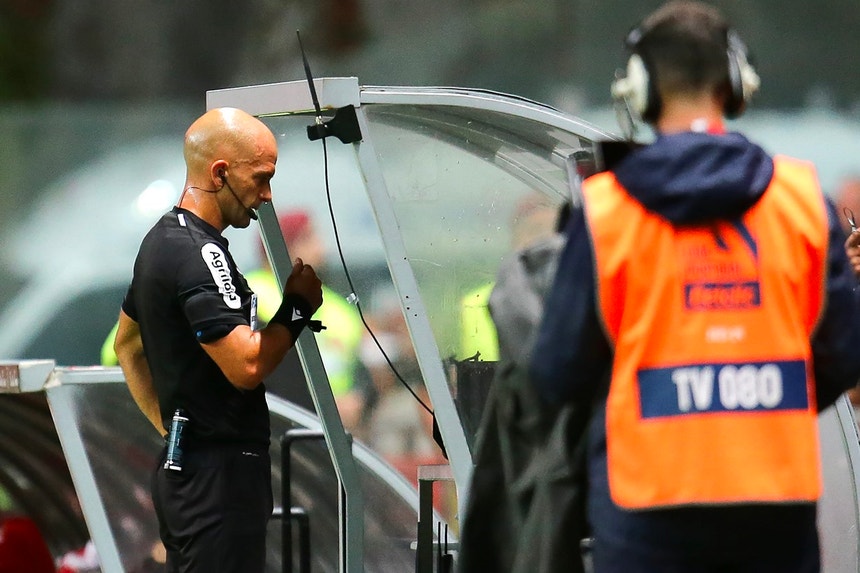 Imagem de Clubes aprovam inclusão dos cantos no VAR e novo modelo para a Taça da Liga