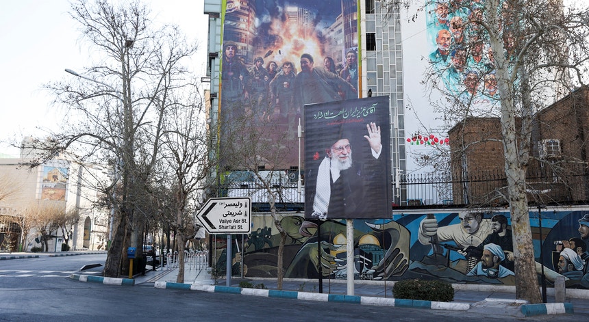 Imagem de Ayatollah apela ao 