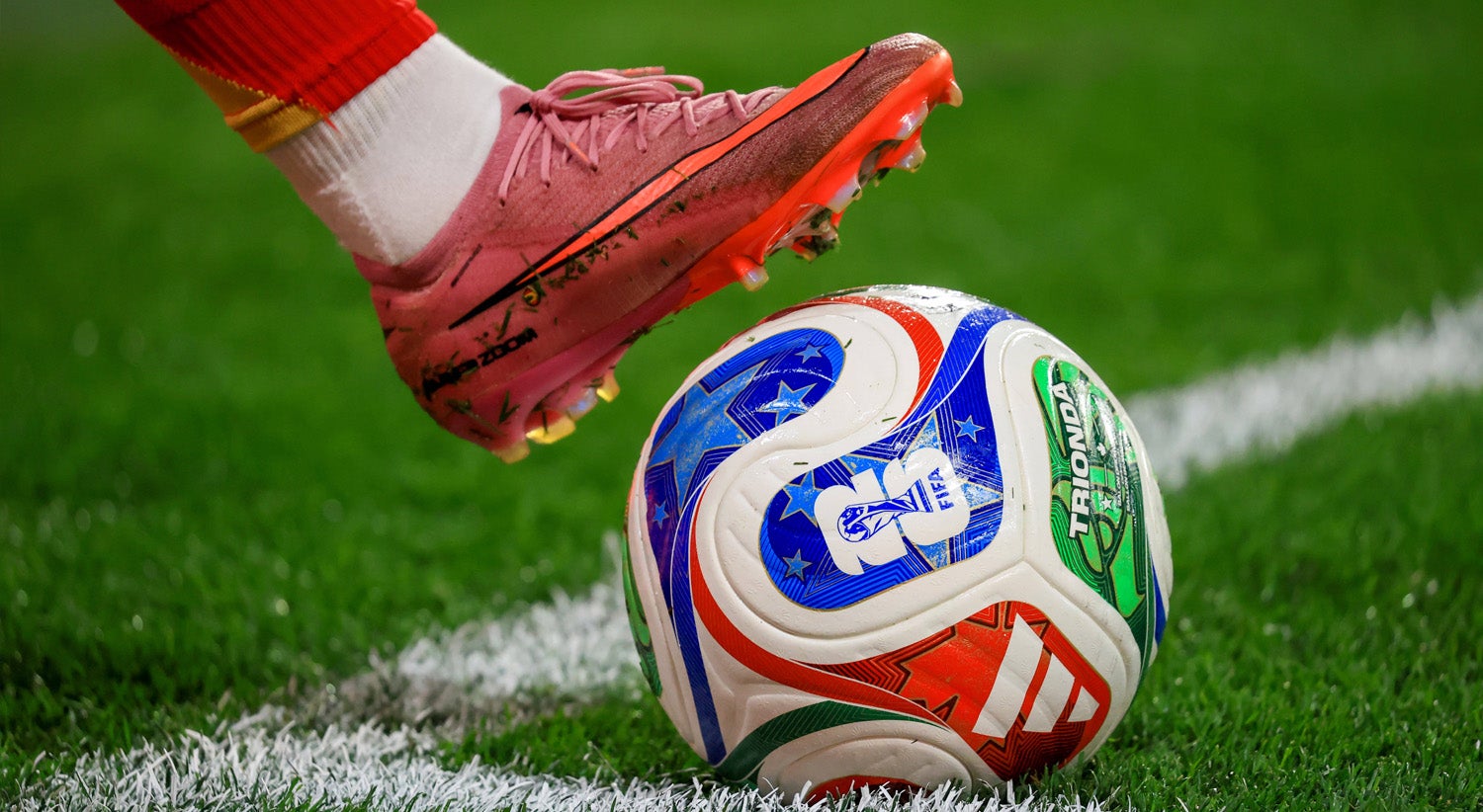 Tapar a boca para falar terá punição com cartão vermelho no Mundial