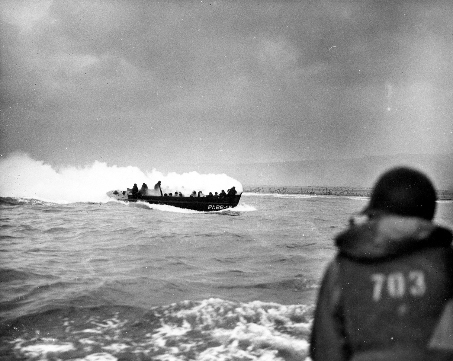  A lancha de desembarque do navio USS Samuel Chase, aproxima-se da praia Omaha. A embarca&ccedil;&atilde;o foi atingida por uma granada do ex&eacute;rcito alem&atilde;o /Reuters 