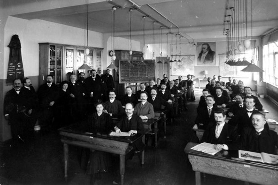  Escola do partido em 1907. Rosa, ent&atilde;o professora, &eacute; a quarta &agrave; esquerda. Ebert, seu aluno, est&aacute; sentado na coluna da direita, terceira fila, carteira da esquerda. 