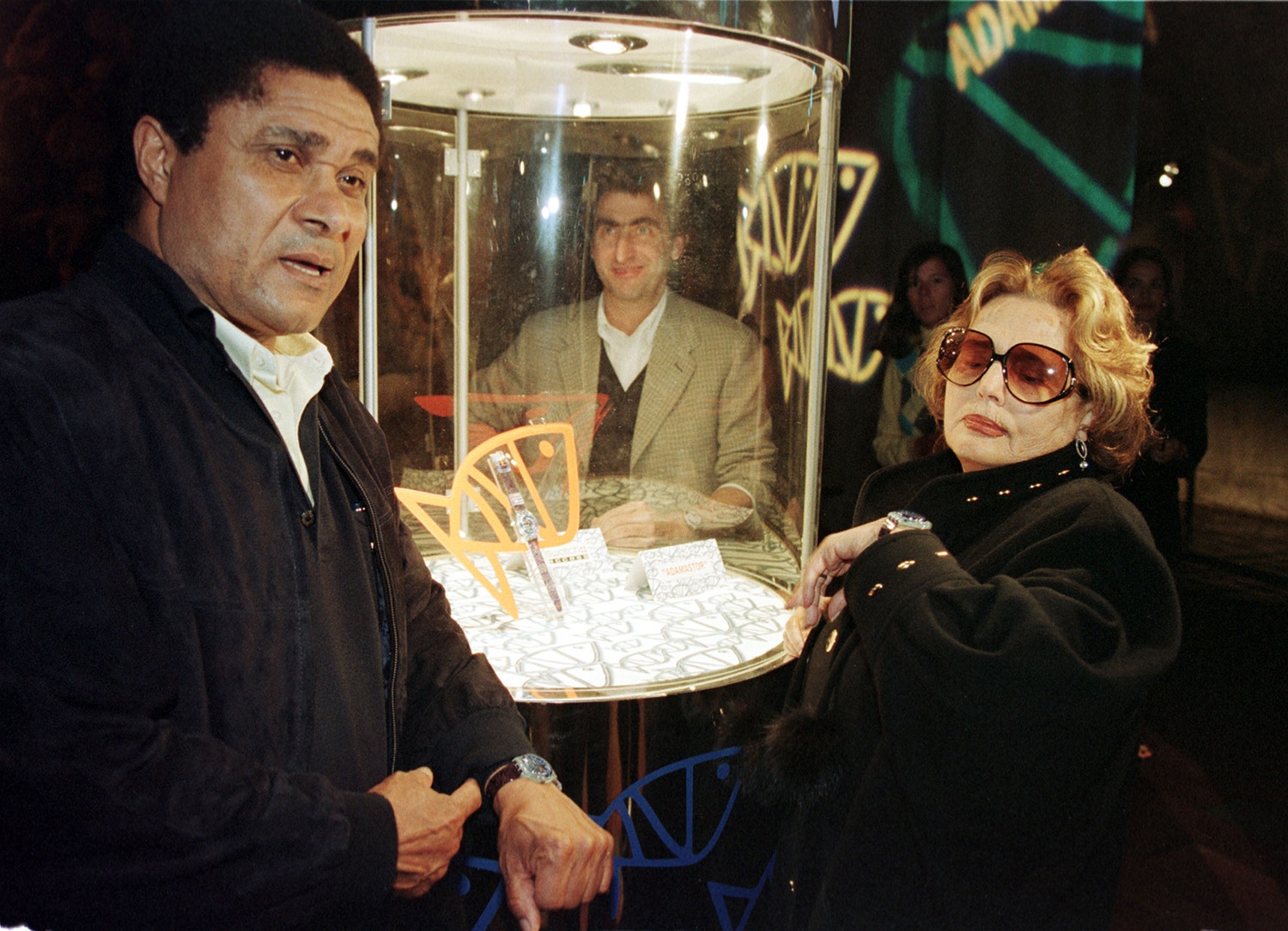  Eus&eacute;bio e Am&aacute;lia apresentaram a edi&ccedil;&atilde;o do rel&oacute;gio Swatch Adamastor que continha um micro-chip que funcionava como bilhete eletr&oacute;nico para entrar na Expo /Foto: Jos&eacute; Manuel Ribeiro - Reuters 