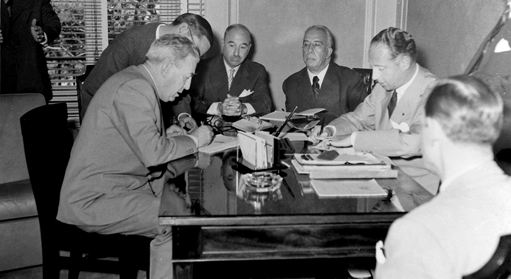 Assinatura contratos para construção do 1º escalão do ML em 11/7/55 - Foto: Metro de Lisboa