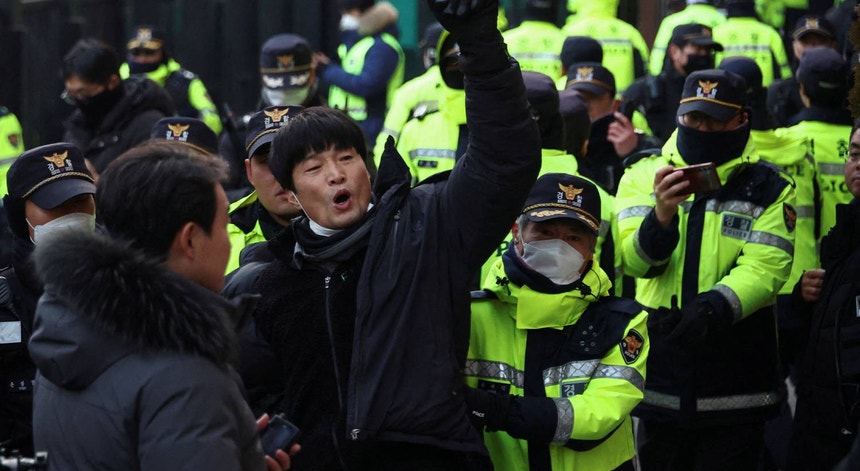 Imagem relacionada com a notícia: Pelo menos 40 detidos na Coreia do Sul em protestos contra detenção de presidente destituído