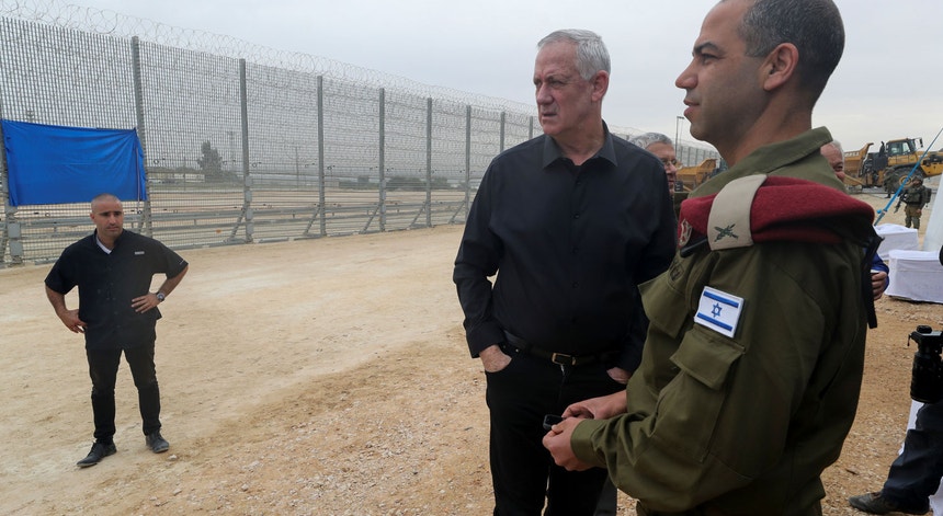 Benny Gantz, ministro da Defesa de Israel, examina a vedação que impede a construção de túneis em torno da Faixa de Gaza
