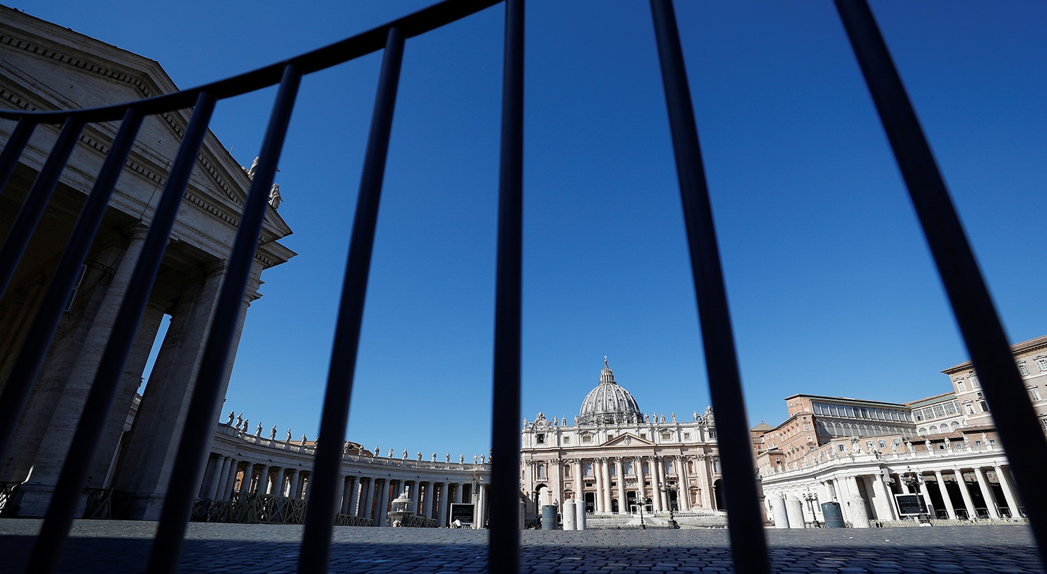  Pra&ccedil;a de S&atilde;o Pedro no Vaticano /Guglielmo Mangiapane - Reuters 