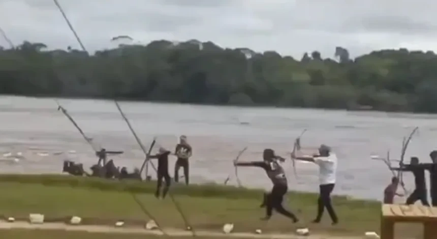 Os indígenas atacaram com arcos e flechas as instalações de uma base militar venezuelana
