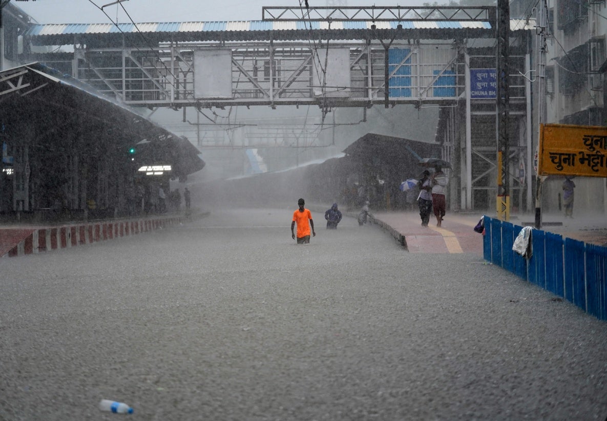 �ndia. As mon��es chegaram