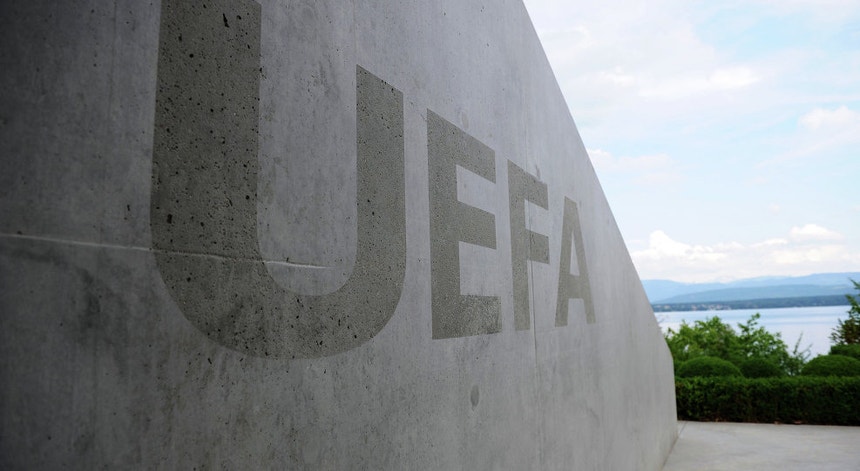 A UEFA decidiu abrir um processo contra a federação dinamarquesa por recusar comparecer a um jogo de seleções frente à Suécia
