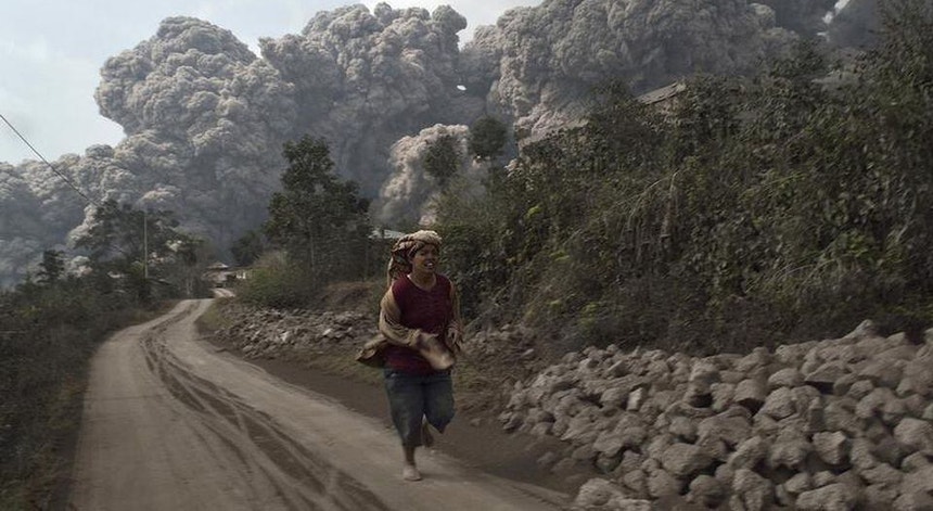 A erupção de um vulcão no oeste da Indonésia matou 11 pessoas
