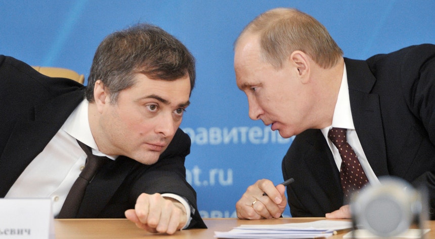 Vladislav Surkov (E) é um dos assessores mais próximos de Vladimir Putin
