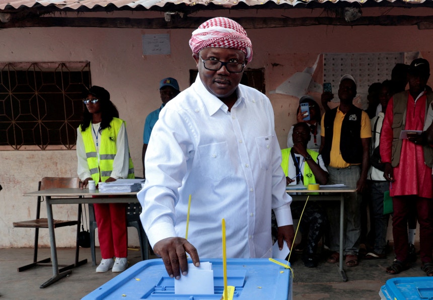 Imagem de Homem próximo de Embaló. PJ detém suspeito de branqueamento e malas com cinco milhões de euros