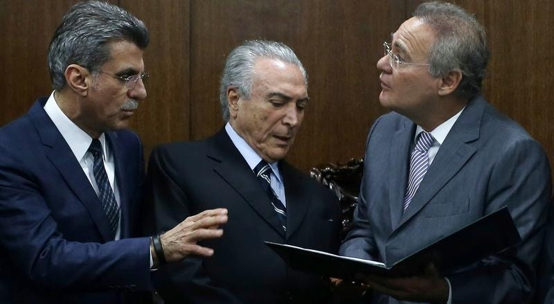 Renan Calheiros, presidente do Senado, com Michel Temer (ao centro) e Romero Jucá (à direita).
