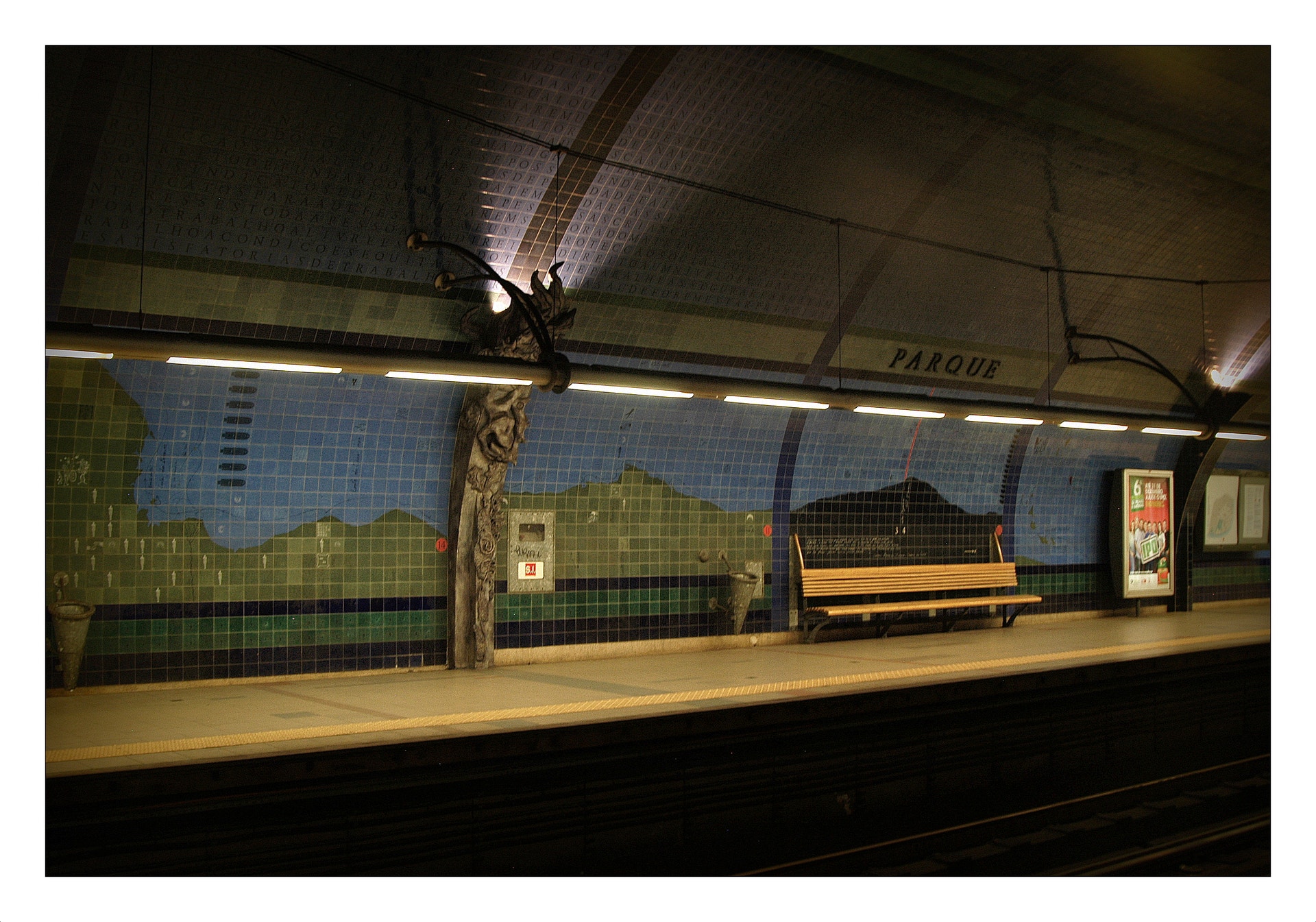  Parque: &eacute; uma das 11 esta&ccedil;&otilde;es pertencentes &agrave; rede original, tendo sido inaugurada a 29 de dezembro de 1959, segundo o projeto do arquiteto Francisco Keil e da pintora Maria Keil. Em 29 de dezembro de 1994 foi conclu&iacute;da a remodela&ccedil;&atilde;o completa da esta&ccedil;&atilde;o baseada no projeto arquitet&oacute;nico de Sanchez Jorge e das artistas pl&aacute;sticas Fran&ccedil;oise Schein e Federica Matta. Al&eacute;m do prolongamento do cais de embarque a esta&ccedil;&atilde;o foi totalmente remodelada, passando a ilustrar a tem&aacute;ticas dos descobrimentos portugueses e dos direitos humanos, incluindo um memorial ao c&ocirc;nsul Aristides Sousa Mendes da autoria do escultor Jo&atilde;o Cutileiro, instalado no &aacute;trio da esta&ccedil;&atilde;o em 1995.  