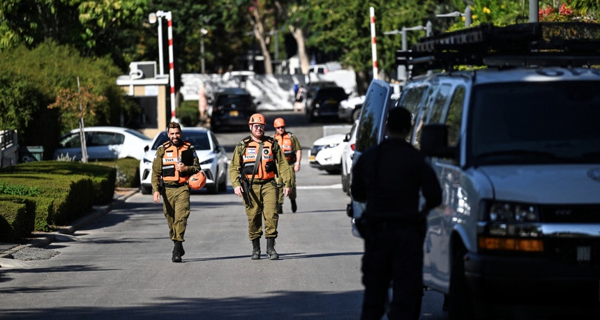 "Nada nos vai deter, vamos continuar até à vitória", afirmou Netanyahu num vídeo publicado após relatos de um ataque com um drone contra a sua casa na cidade de Cesareia, no norte de Israel.
