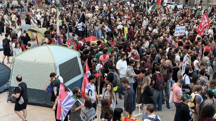 Imagem de Polícia retira tendas de manifestantes acampados desde sábado no Porto