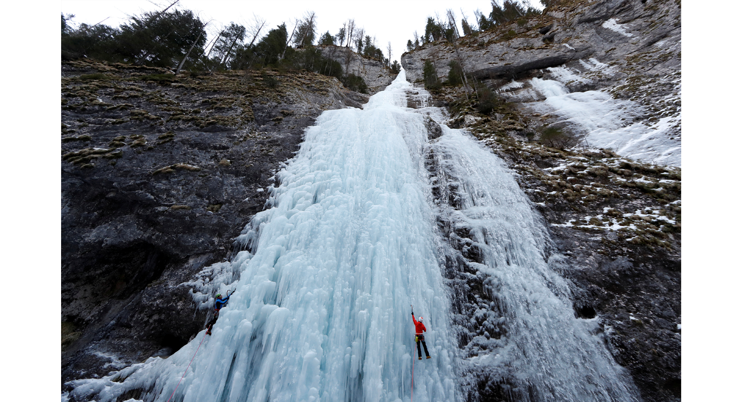  Cascata congelada em Melga Ciapela, It&aacute;lia. 11 de fevereiro 2020 /Yara Nardi - Reuters 