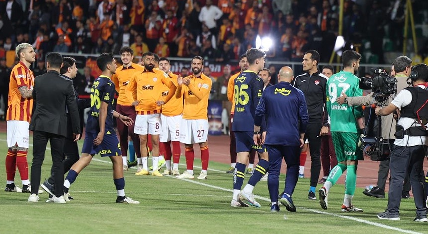 O abandono do Fenerbahçe da supertaça valeu uma multa de 115 mil euros
