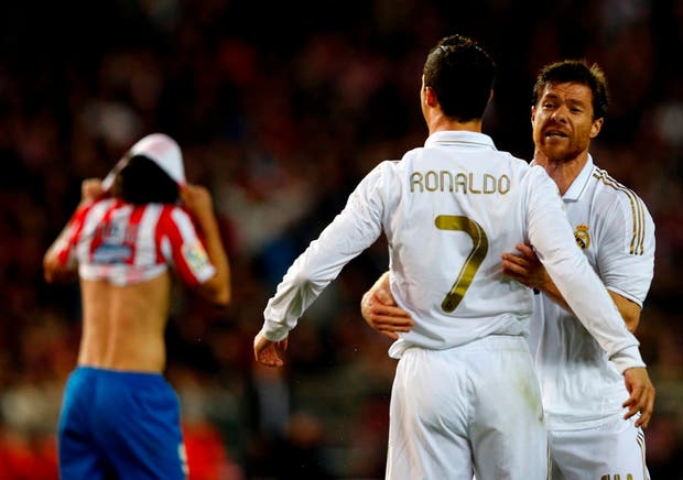 Ronaldo festeja com Xabi Alonso após hat-trick frente ao Atlético