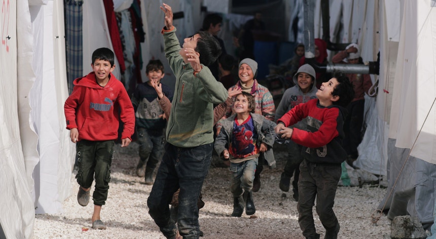 Crianças deslocadas brincam entre as tendas de um campo de refugiados em Afrin, na Síria
