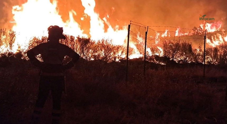 Imagem de Incêndio obriga a evacuar vários municípios da região de Madrid