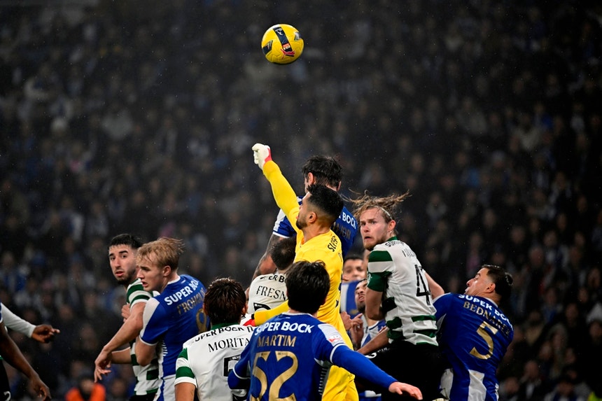 FC Porto e Sporting empatam e mantêm diferenças