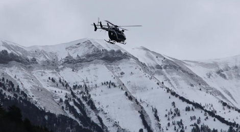 O helicoptero tem sido um auxiliar precioso dos investigadores mas o mau tempo nos Alpes est&aacute; a limitar a sua utiliza&ccedil;&atilde;o (Foto: Reuters)