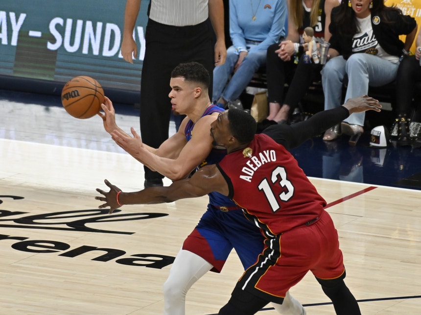 Num jogo intenso os Miami Heat foram mais fortes
