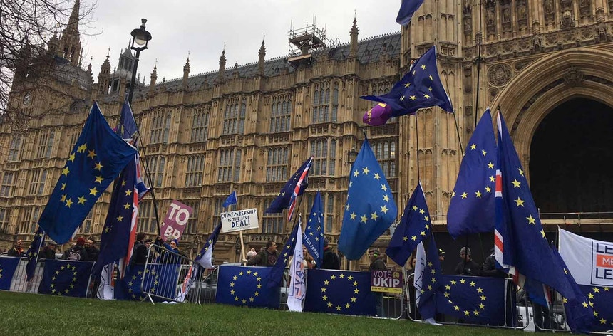 Cenário à porta do Parlamento britânico registado pelo repórter de imagem da RTP que está no local
