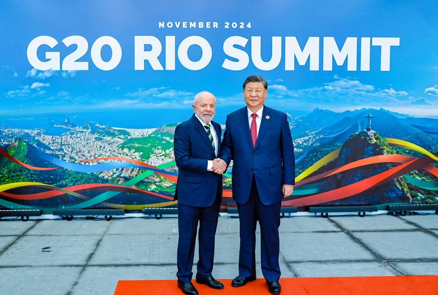 O presidente do Brasil, Lula da Silva, saúda o homólogo chinês, Xi Jinping, no acolhimento da Cimeira do G20 no Rio de Janeiro, Brasil a 18 de novembro de 2024 
