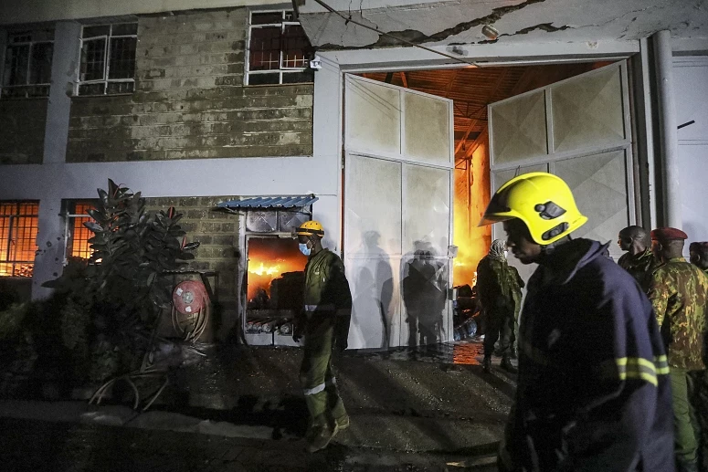 O incêndio continua a ser combatido pelos bombeiros
