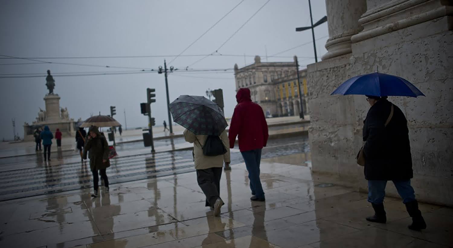 Mau tempo. Portugal continental em aviso amarelo pela chuva e Madeira a laranja por ondas e vento
