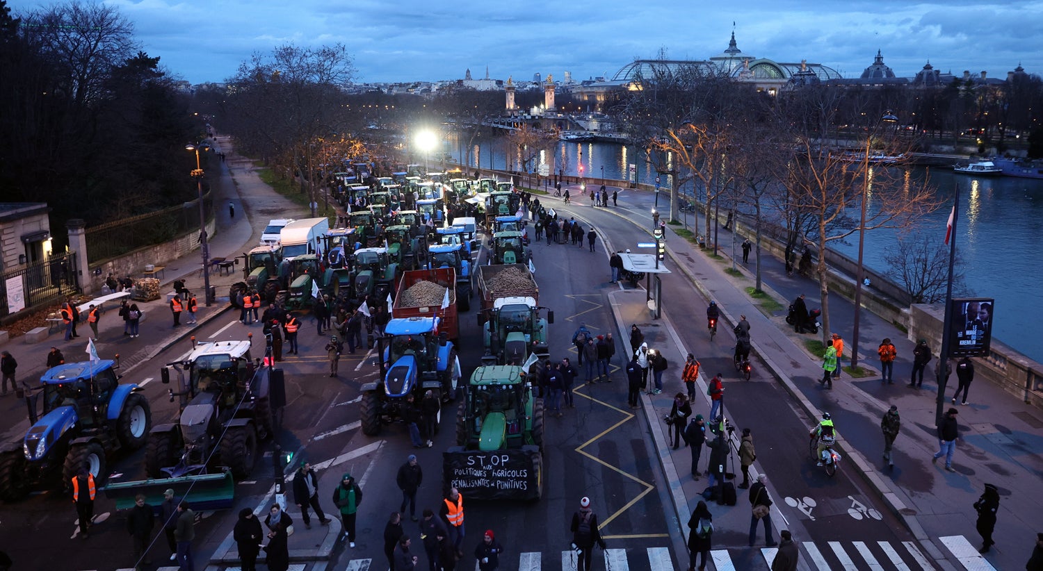 Tratores em Paris. Agricultores em protesto contra assinatura do acordo entre UE e Mercosul