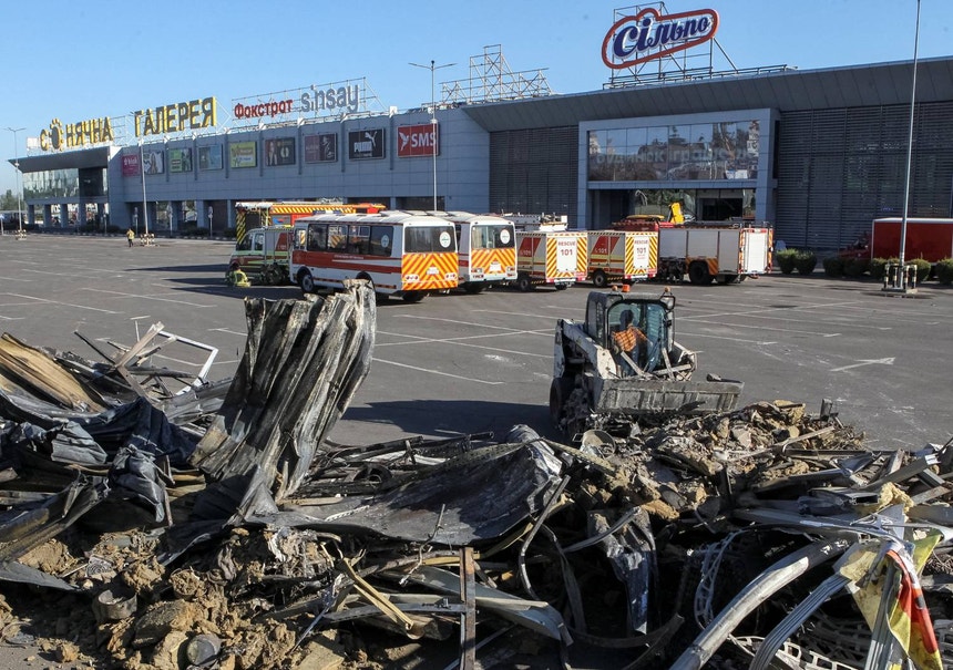 Imagem de Ataque russo a shopping causou 16 mortos, Kiev responde e atinge refinaria