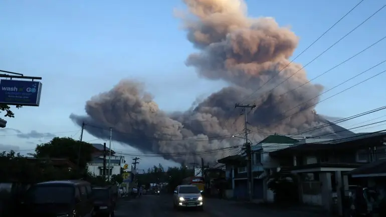 Atividade do vulcão Mayon nas Filipinas obriga à retirada de 300 famílias