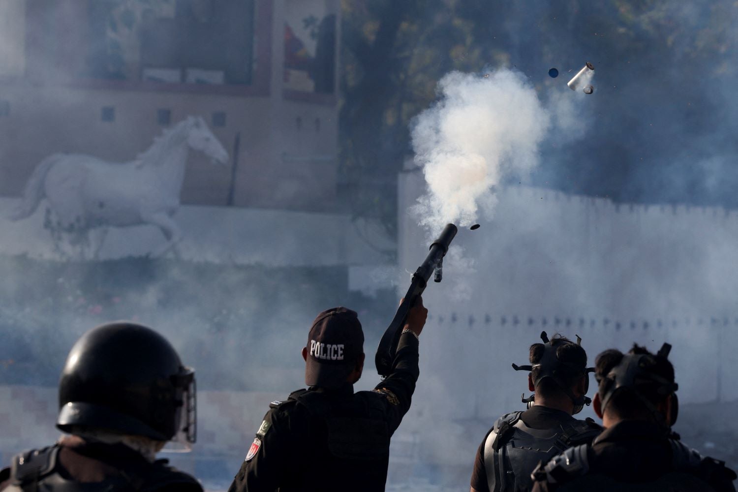 Confrontos entre manifestantes e polícia no Paquistão. Número de mortos sobe para 22