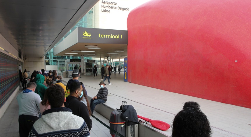 Carlos Moedas pede intervenção do governo para resolver demoras no aeroporto