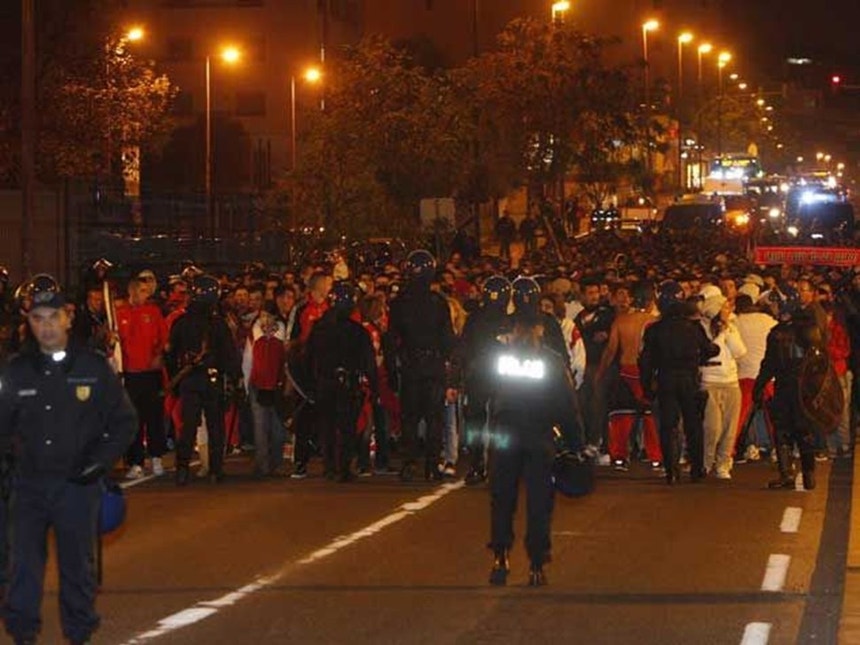 Em Lisboa o povo vai sair à rua para fazer a festa do futebol em tons de vermelho ou verde
