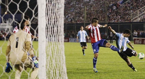 Sergio Aguero no momento em que marcou um dos golos contra o Paraguai
