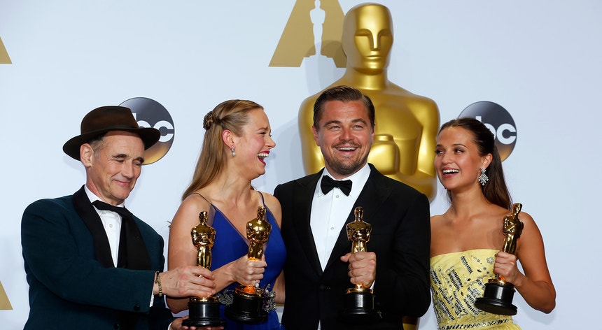 Leonardo DiCaprio posa com o primeiro Óscar da carreira
