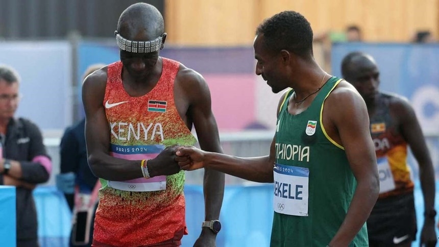 Kipchoge, à esquerda na foto, está de volta à competição
