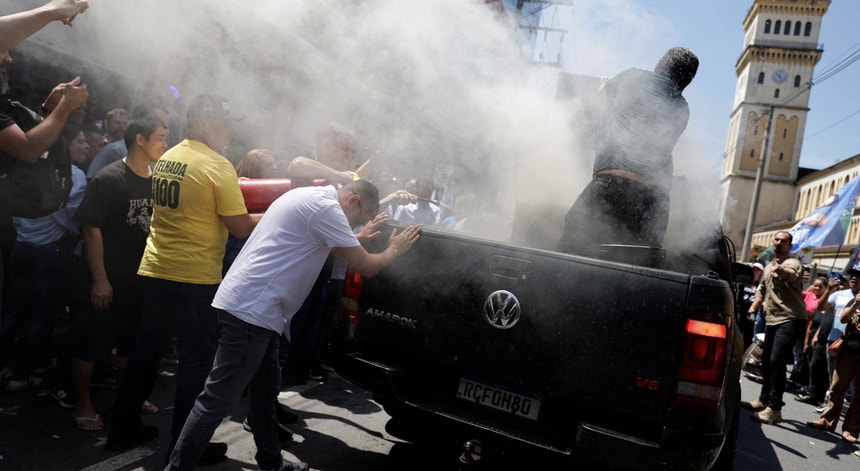 Imagem de Brasil vai a votos para a Presidência com empate nas sondagens